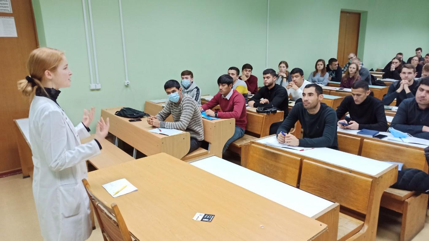 Беседы студентов и работников ФГДЭ с врачами о важности вакцинации